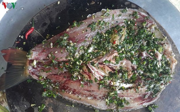 越南西北地区泰族人的特色美食——整烤溪鱼 hinh anh 1
