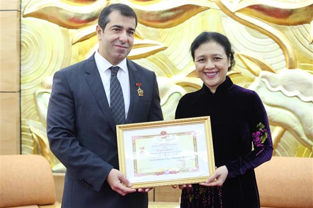 越南向阿塞拜疆驻越南大使颁授“致力于各民族和平友谊”的纪念章 hinh anh 1