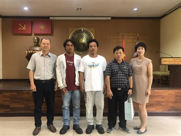越南驻泰国大使馆接收海上获救的两名越南渔民 hinh anh 1