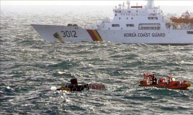 韩国济州岛附近海域一渔船起火 5名越南人下落不明 hinh anh 1