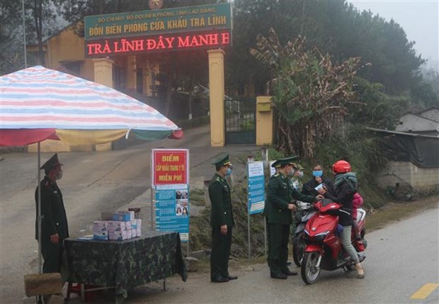 奋战在新冠肺炎防控一线的越南边防部队：边境地区的情义口罩（第三期） hinh anh 3
