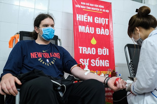 在越外国人积极参加无偿献血 响应“越南此刻需要你”活动 hinh anh 2