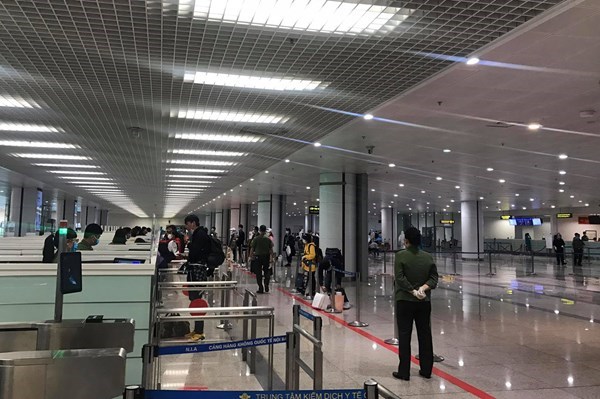 新冠肺炎疫情：自3月26日0时起暂停将国外返回的越南公民运往内排机场 hinh anh 1