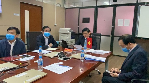 越南卫生部副部长阮青龙与老挝卫生部部长召开视频会议 hinh anh 1