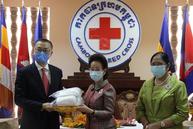 越南红十字会向柬埔寨红十字会赠送新冠肺炎疫情防疫物资 hinh anh 1