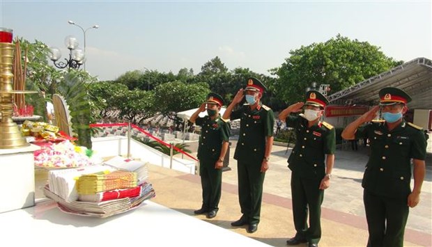广平省为26具在老挝牺牲的越南烈士遗骸举行迎接和安葬仪式 hinh anh 1