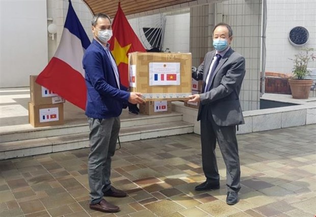 越南向法国各团体组织赠送1.5万只医用口罩 hinh anh 1