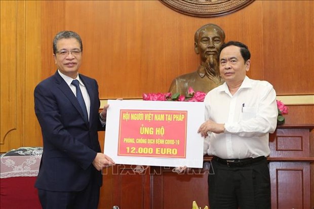 旅居海外越南人积极捐款支持越南抗击新冠肺炎疫情 hinh anh 1