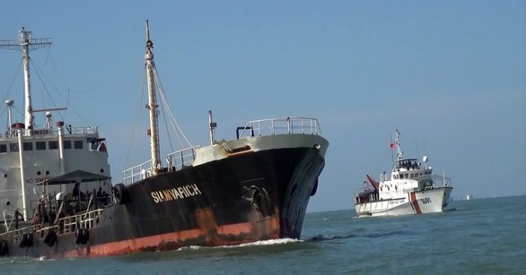 越南海警第三区司令部破获一起外籍船只非法运输170万升柴油案件 hinh anh 1