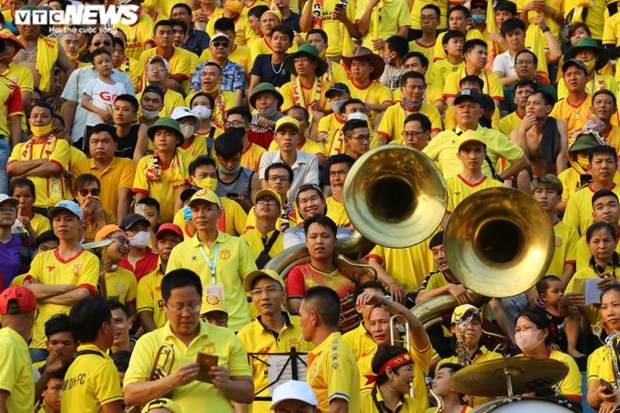 越南足球重回正轨 首场比赛迎来万余名球迷进场观看 hinh anh 2