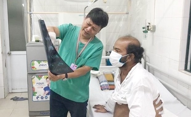 越南积极为因疫情滞留的外国人提供医疗照顾 hinh anh 1
