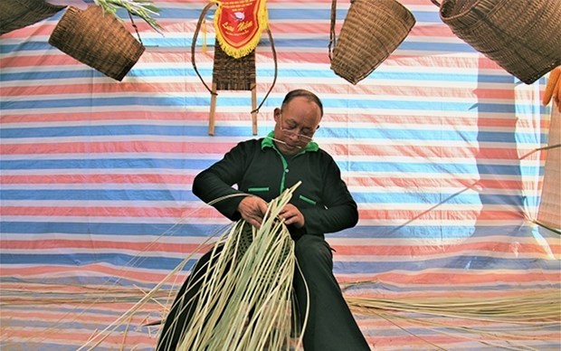 着力保护赫蒙族同胞的传统竹编 hinh anh 1