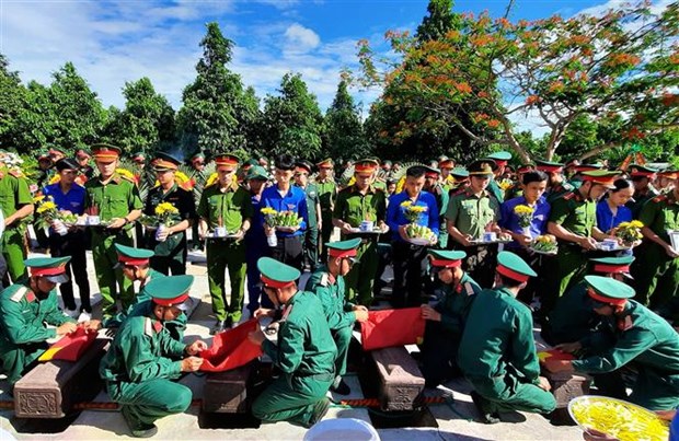 广治省举行越南烈士追悼会和安葬仪式 hinh anh 1