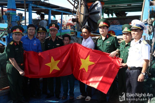 第四军区武装力量向乂安省渔民赠送4500面国旗 hinh anh 1