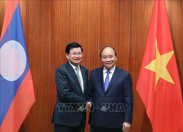 越南政府总理阮春福与老挝总理通伦·西苏里举行会谈 hinh anh 1
