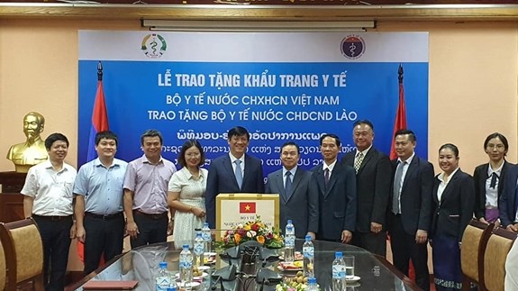 越南卫生部向老挝卫生部赠送20万只口罩 hinh anh 1