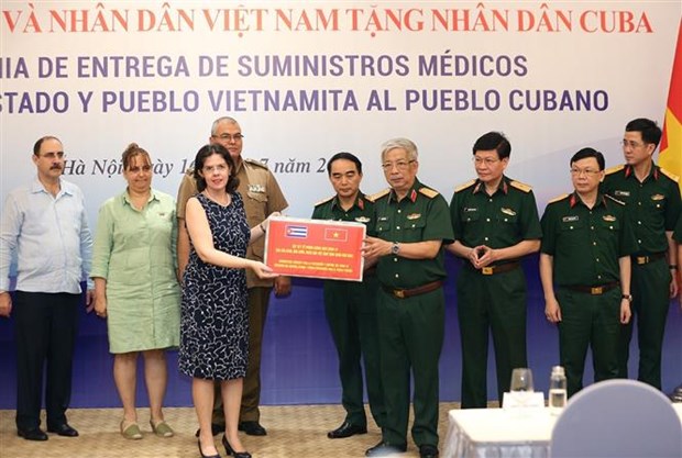 越南国防部向古巴捐赠防疫的医疗设备和物资 hinh anh 1