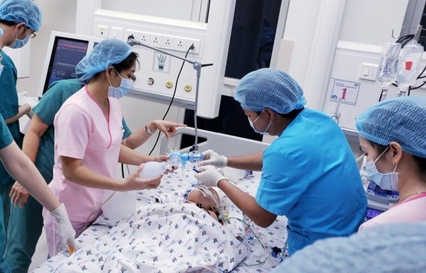 国际媒体纷纷报道越南下半身连体双胞胎女婴分离手术顺利成功 hinh anh 2
