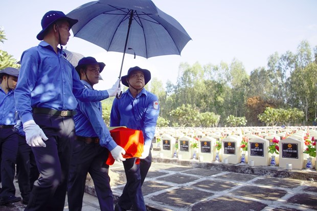 7·27越南荣军烈士日：99名越南志愿军烈士追悼会在安江省举行 hinh anh 1