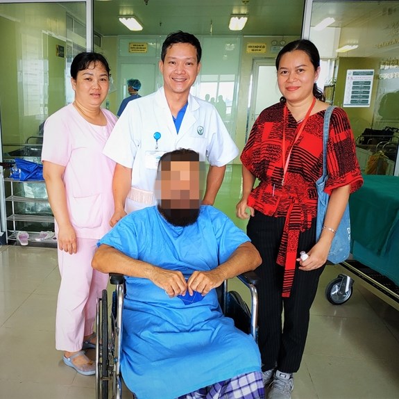 越南成功为一名外国患者进行人工髋关节置换术 hinh anh 1