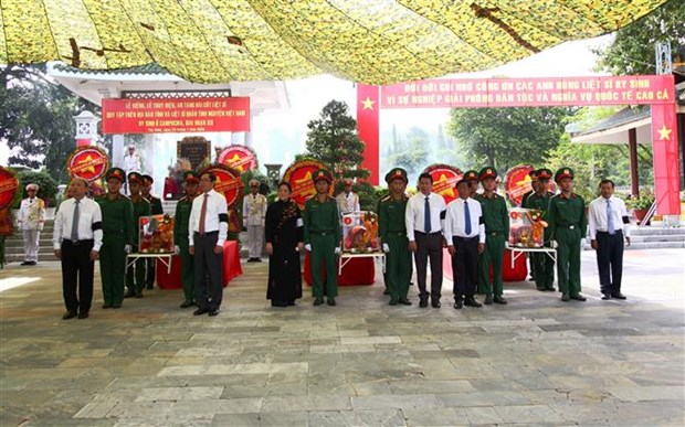 西宁省为149名越南志愿军隆重举行追悼会和安葬仪式 hinh anh 1
