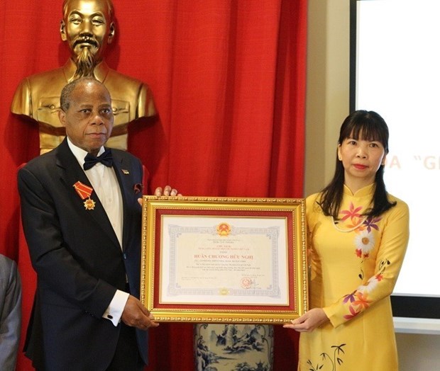 越南向原莫桑比克驻越大使授予友谊勋章 hinh anh 1
