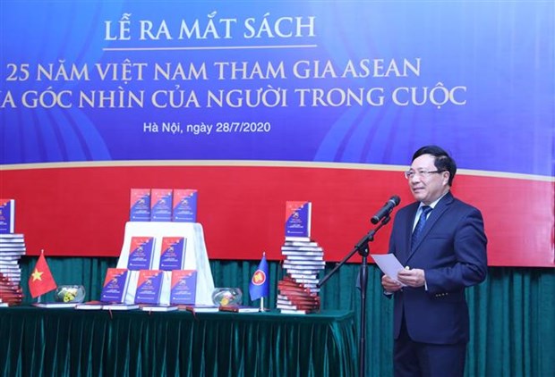 越南加入东盟25周年：“越南加入东盟25周年：回顾与前进”座谈会在河内举行 hinh anh 2