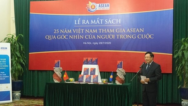 “越南加入东盟25周年 - 行内专家的视角”一书正式亮相 hinh anh 1