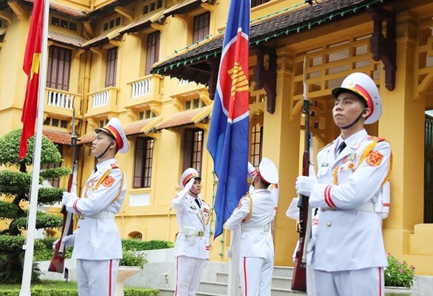 越南外交部举行东盟会旗升旗仪式 庆祝东盟成立53周年 hinh anh 1