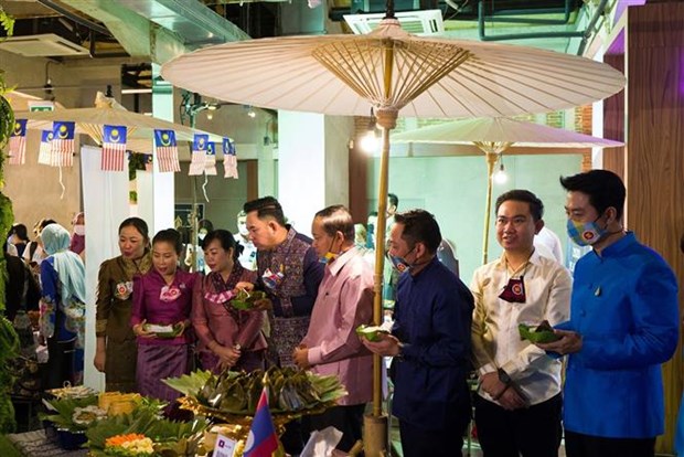 东盟各国美食推介活动是泰国居民品尝东盟各国特色美食的良好机会 hinh anh 2