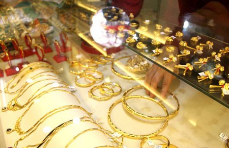 8月12日越南国内黄金价格连续下跌至5300万越盾以下 hinh anh 1