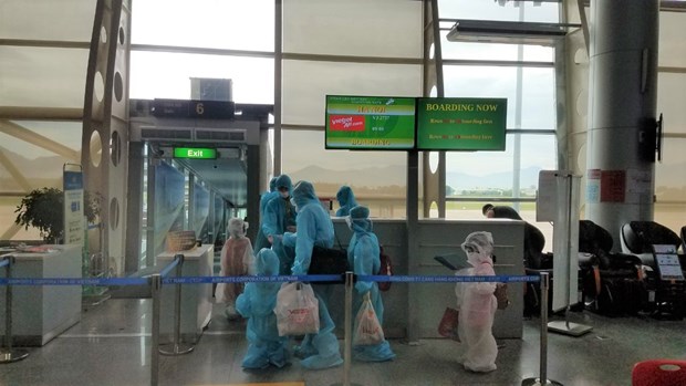 越捷将被困在岘港市的800多名游客送回河内和胡志明市 hinh anh 2