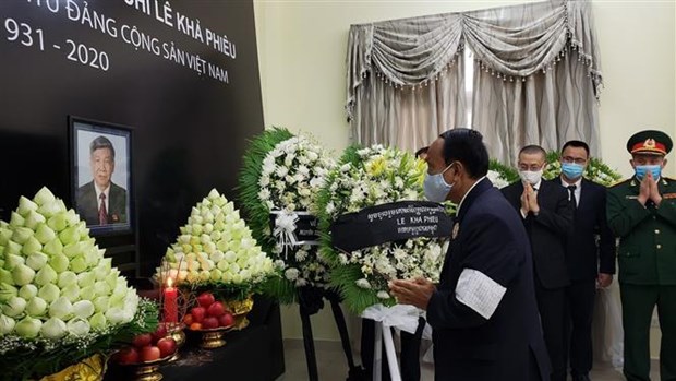 越南驻老挝、新加坡、印尼和柬埔寨大使馆为原越共中央总书记黎可漂举行吊唁仪式 hinh anh 4