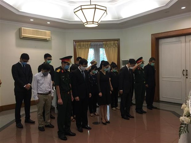 越南驻老挝、新加坡、印尼和柬埔寨大使馆为原越共中央总书记黎可漂举行吊唁仪式 hinh anh 3