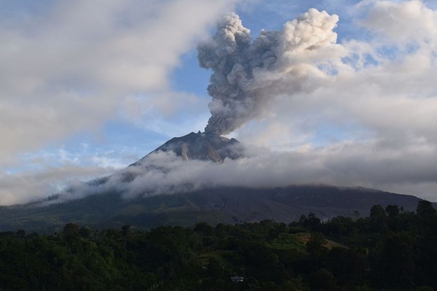印度尼西亚锡纳朋火山再次喷发 hinh anh 1