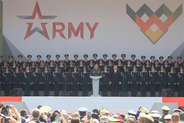 越南军队代表团参加在俄罗斯举行的“军队-2020”国际军事技术论坛暨“国际军事比赛-2020” hinh anh 2