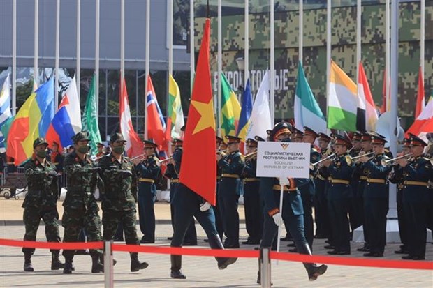 越南军队代表团参加在俄罗斯举行的“军队-2020”国际军事技术论坛暨“国际军事比赛-2020” hinh anh 1