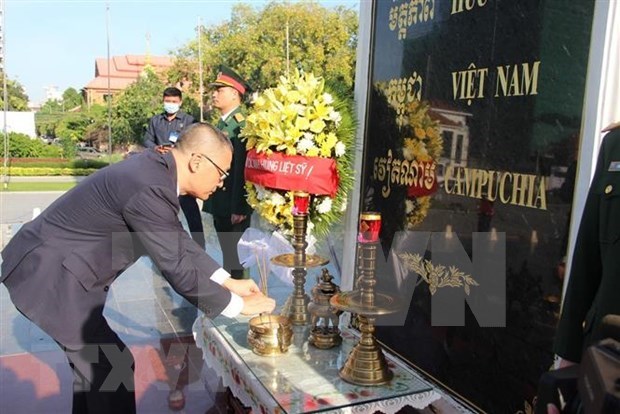 越南国庆75周年：越南驻柬埔寨大使馆代表团前往越柬友谊纪念碑敬献花圈 hinh anh 2
