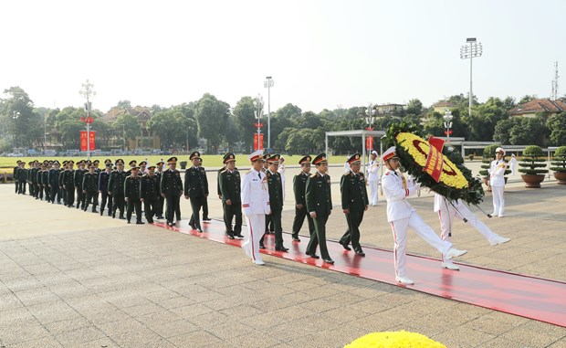 越南国庆75周年：党和国家领导入陵瞻仰胡志明主席遗容 hinh anh 2