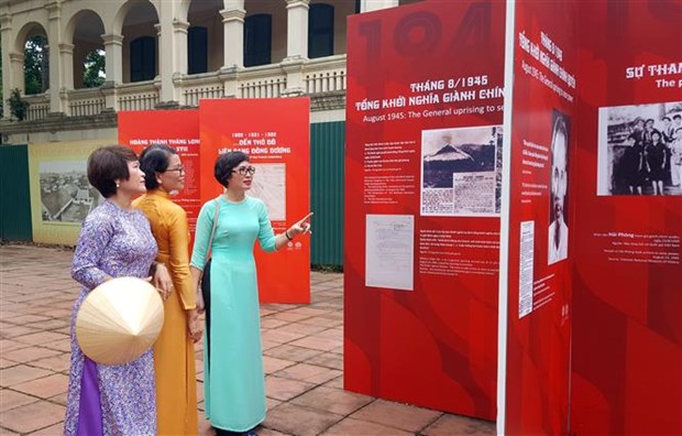 越南国庆75周年：“独立”摄影展在升龙皇城举行 hinh anh 1