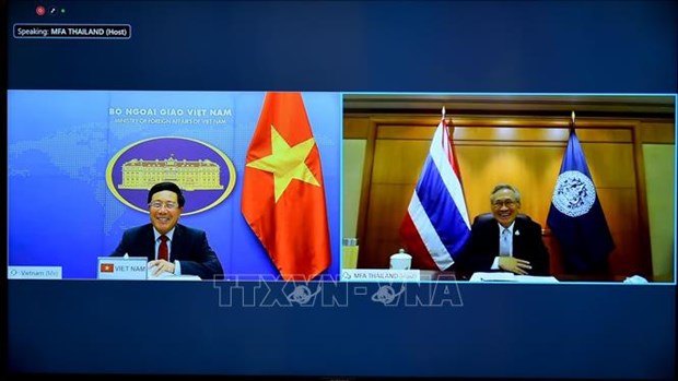 范平明与泰国副总理兼外交部长敦·普拉穆德维奈举行线上会谈 hinh anh 1