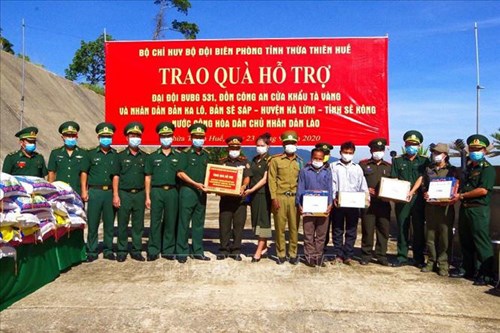 承天顺化省向老挝边境地区武装力量和人民赠送食物和医疗物资 hinh anh 1