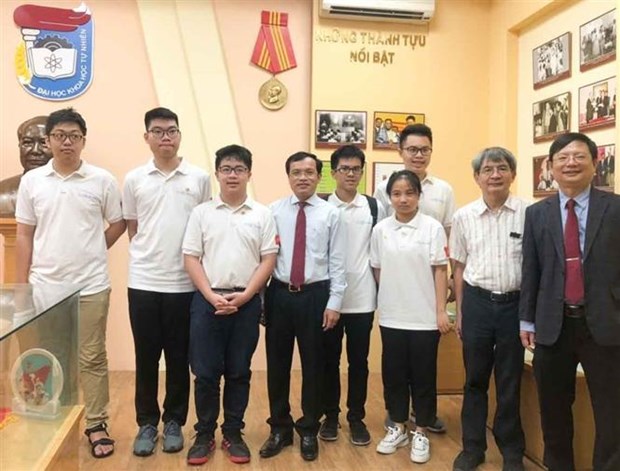 参加越南国际数学奥林匹克竞赛的六名越南学生均获奖 hinh anh 1