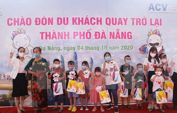 岘港市因新冠肺炎疫情暂停旅游活动两个月后迎来首批国内游客 hinh anh 1