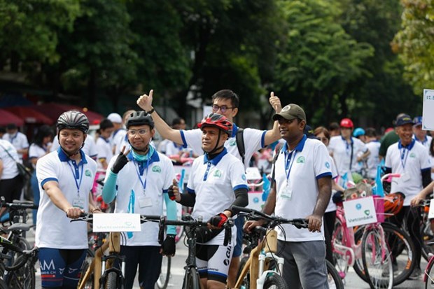 升龙-河内建都1010周年: 为了绿色河内的骑自行车友好活动吸引约400人参加 hinh anh 2