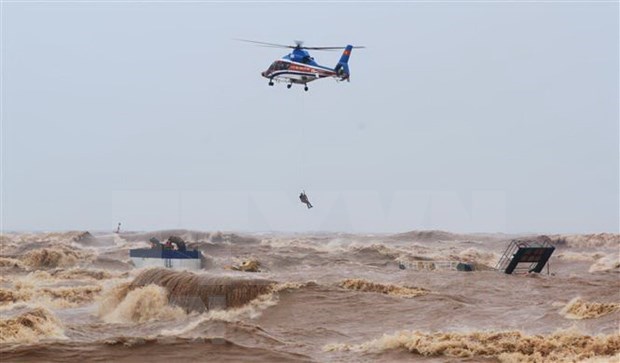 政府总理对成功营救海上遇险船员的救援力量给予表彰 hinh anh 1