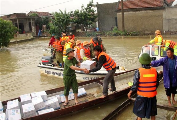 越南中部遭遇严重暴雨洪涝灾害 多地淹没在洪水之中 hinh anh 2