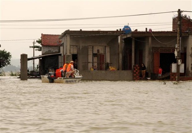 越南中部遭遇严重暴雨洪涝灾害 多地淹没在洪水之中 hinh anh 1