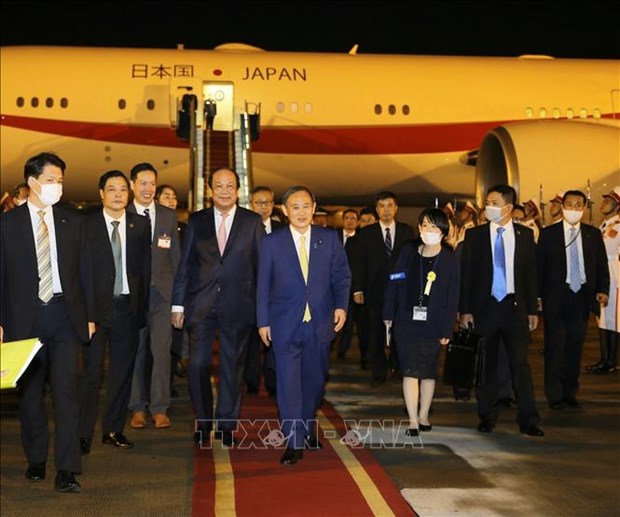 日本首相与夫人开始对越南进行正式访问 hinh anh 1