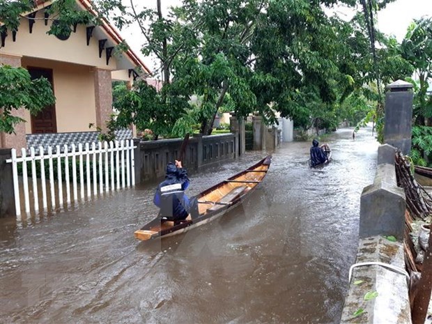越南中部继续面临洪涝灾害和山体滑坡风险 hinh anh 1